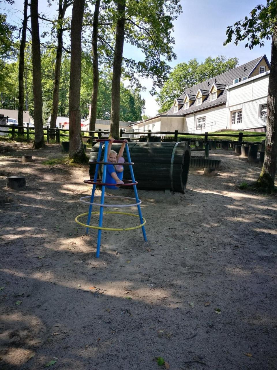 Pokoje Hotelowe Nad Jeziorem Jelen Bytów Esterno foto